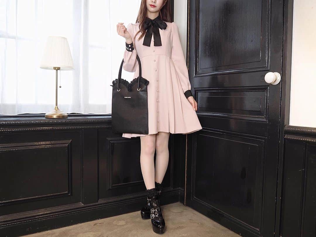 EATMEのインスタグラム：「1.31 update... #EATME #FEBRUARY  #NEW #ITEM . TOP画面のURLからEATME WEB  STOREをCHECK▶︎▶︎▶︎ @eatme_japan . 🌹ボウタイバイカラーワンピース ¥13,600(＋tax) PNK.BLK.MIX ☑︎S/M ※2.2発売予定 . 🌹ラッフルトートBAG ¥7,250(＋tax) BLK.PNK.CRM ※2月発売予定 . 🌹ベルテッドパンプス ¥13,000(＋tax) BLK.CRM.MIX ☑︎S/M/L ※発売中 . #EATME_COORDINATE #eatmejapan #イートミー」