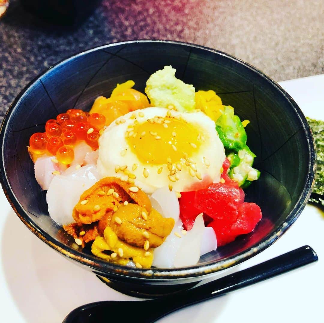 水谷さるころのインスタグラム：「お誕生日なので、家族でお寿司を食べてお花を買ってもらいました。1月31日は愛妻の日だそうです。」