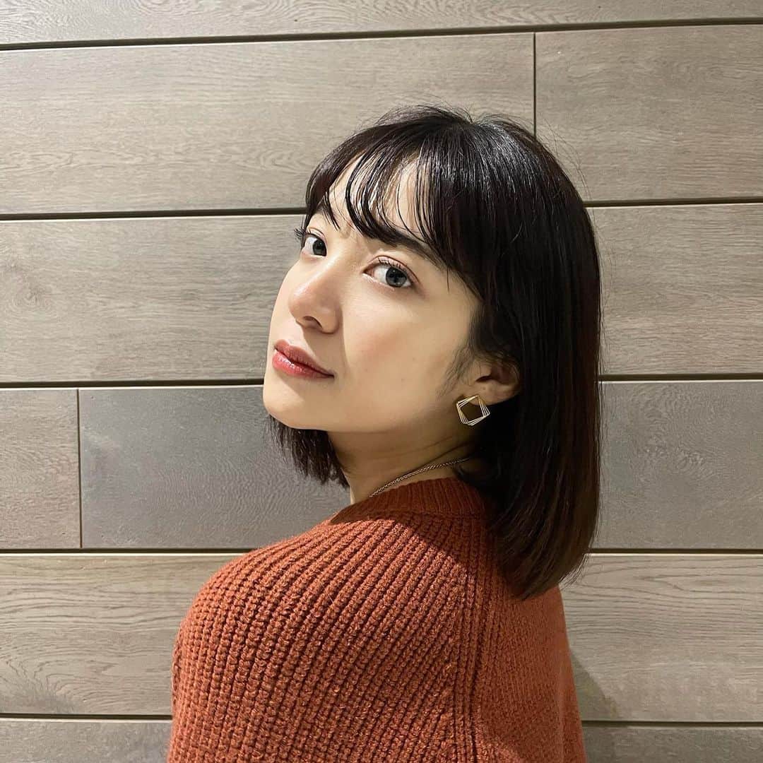のインスタグラム：「🤍📸  ﻿ #ボブヘアー#セルフメイク#カラーメイク #コーデ#ヘアアレンジ#ootd﻿ #ショートヘア#セルフィー#ナチュラルメイク#メイク#裸眼メイク#ビジョビ#ヘアアレンジ動画#作品撮り#黒髪ボブ#かきあげ前髪 #l4l #makeup#portrait#port#make#hair#model#giri #ootn #selfie #좋아요반사#팔로우미#맞팔#셀스타그램」