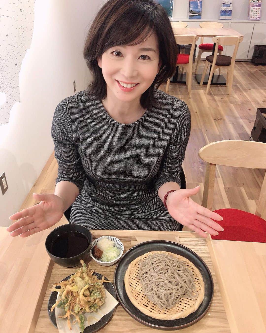 伊藤聡子さんのインスタグラム写真 - (伊藤聡子Instagram)「ひるおび！の衣装はDKNYのグレー、白、黒のツイードのワンピースでした😊 ふんわり暖かかったです。 羽田イノベーションシティーの「さとむすび」で伊那・高遠の蕎麦を食べてきました！さすが信州蕎麦発祥の地。香りと深い蕎麦の味が感じられます。味噌をちょっと溶かして食べるのが特徴です😊 #ひるおび#dkny#伊藤聡子#羽田イノベーションシティ #さとむすび#なんだか親近感がわく店名#高遠蕎麦#伊藤聡子」1月31日 16時44分 - satokoito73