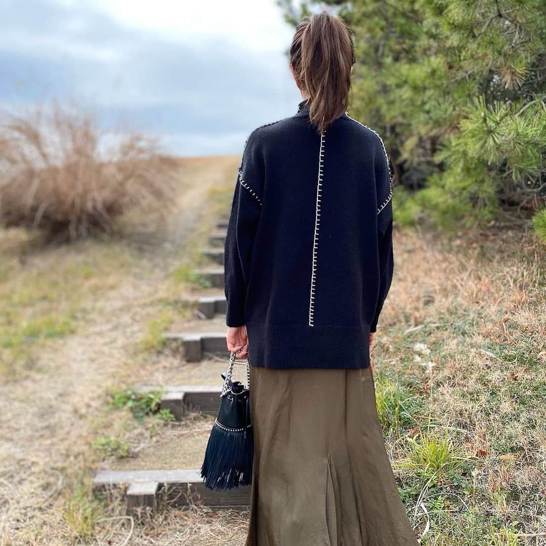 HandmadeLaboのインスタグラム：「肩&背中の白ステッチが可愛いニットは @classicalelf_official  のもの◡̈⃝︎⋆︎*  ゆるやかなボトルネックと ゆったりとしたドロップショルダーデザインがお気に入り♡  週末セールを開催中で こちらのニットも50%OFFになってるみたいです✨  お得な期間に是非覗いてみてください♪  #クラシカルエルフ #classicalelf #エルフコーデ #ニット #モックネック #クルーネック #ハイネックニット #locari #ロカリ #大人コーデ #大人カジュアル #プチプラ #プチプラコーデ #着回しコーデ」