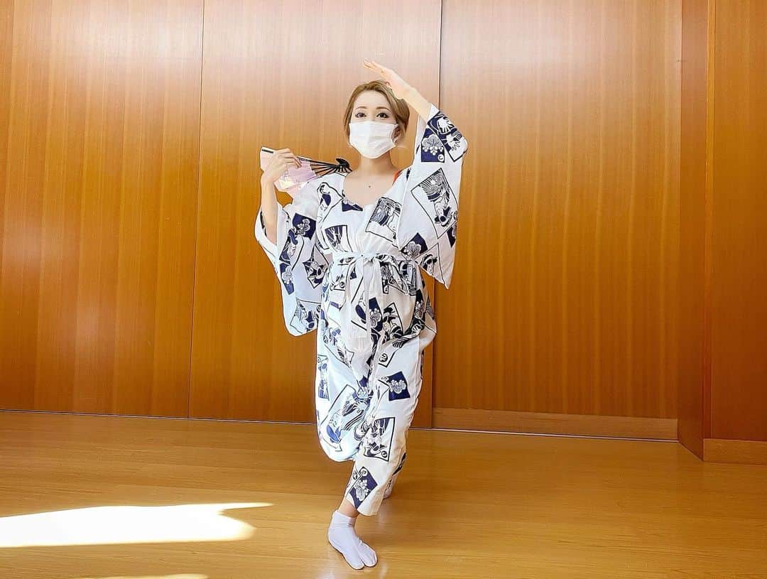 五月千和加さんのインスタグラム写真 - (五月千和加Instagram)「. 本日も楽しいお稽古でした🥰 ７月の五月流のミニ会から私も出演予定なのでワクワク楽しみ💋 門下生も毎週元気に通ってくれているので、とてもありがたいです。 ソーシャルなので前のような和気あいあいではないですが毎週少しの時間でも会えることが大切に思えます。  #お稽古　#稽古　#日本舞踊　#踊り　#日本舞踊家　#着物　#浴衣　#妊婦用浴衣　#妊婦用着物　#マタニティ着物　#マタニティ浴衣　#マタニティコーデ #マタニティーコーデ #妊婦コーデ　#妊娠6ヶ月　#マタニティ　#maternity #maternitylife #maternityfashion #maternitystyle #pregnant #pregnancy #yukata #kimono #dance #dancer #エクササイズ　#扇　#和装ヘア　#和装ヘアアレンジ」1月31日 16時45分 - satsuki_senwaka