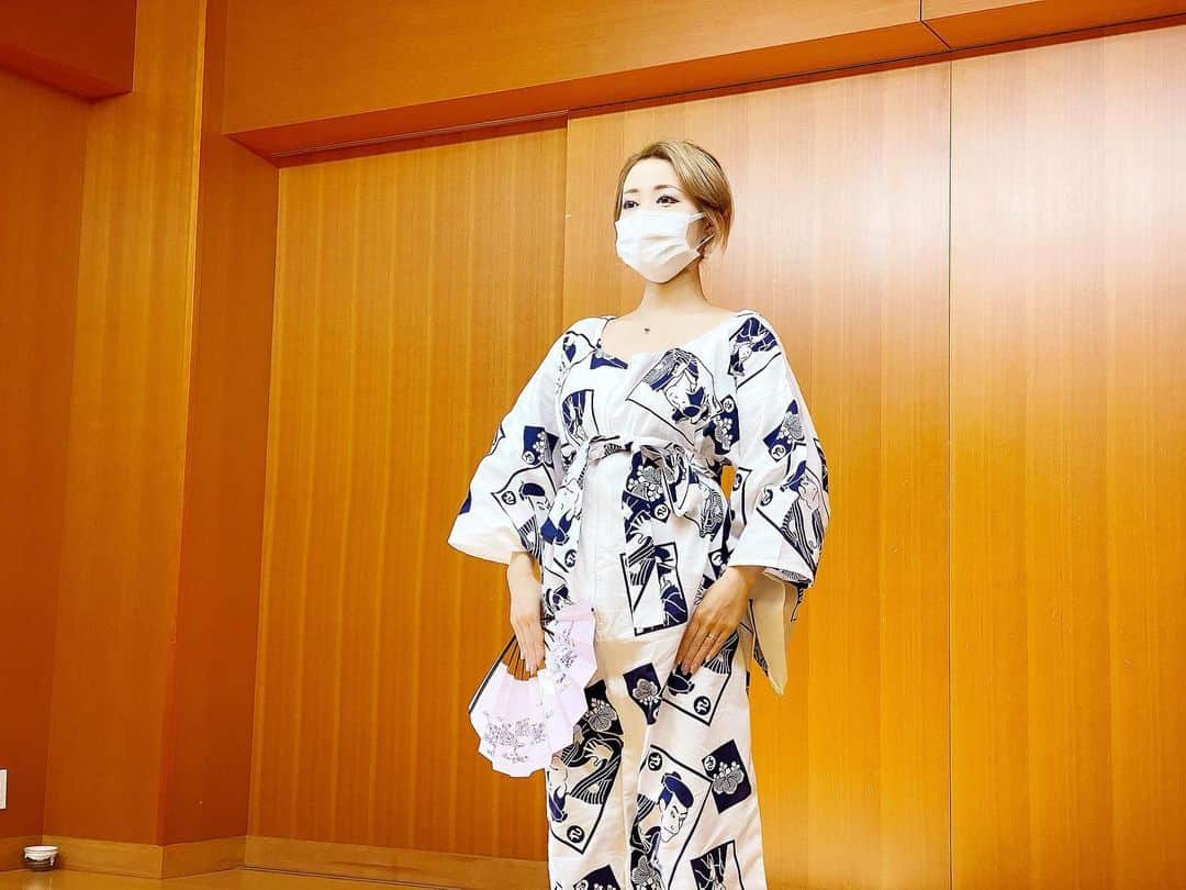 五月千和加さんのインスタグラム写真 - (五月千和加Instagram)「. 本日も楽しいお稽古でした🥰 ７月の五月流のミニ会から私も出演予定なのでワクワク楽しみ💋 門下生も毎週元気に通ってくれているので、とてもありがたいです。 ソーシャルなので前のような和気あいあいではないですが毎週少しの時間でも会えることが大切に思えます。  #お稽古　#稽古　#日本舞踊　#踊り　#日本舞踊家　#着物　#浴衣　#妊婦用浴衣　#妊婦用着物　#マタニティ着物　#マタニティ浴衣　#マタニティコーデ #マタニティーコーデ #妊婦コーデ　#妊娠6ヶ月　#マタニティ　#maternity #maternitylife #maternityfashion #maternitystyle #pregnant #pregnancy #yukata #kimono #dance #dancer #エクササイズ　#扇　#和装ヘア　#和装ヘアアレンジ」1月31日 16時45分 - satsuki_senwaka