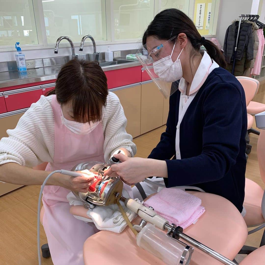 新東京歯科衛生士学校さんのインスタグラム写真 - (新東京歯科衛生士学校Instagram)「こんにちは、学生スタッフのMです😸😸 本日は体験者さんと歯石取りを行いました🦷 みんなとても上手でした✨ #新東京歯科衛生士学校 #歯 #🦷 #オープンキャンパス #歯石取り #歯科衛生士 #歯科衛生士の卵 #歯科衛生士専門学校 #歯科衛生士のたまご🐣 #オープンキャンパススタッフ」1月31日 16時46分 - dh_shintokyo