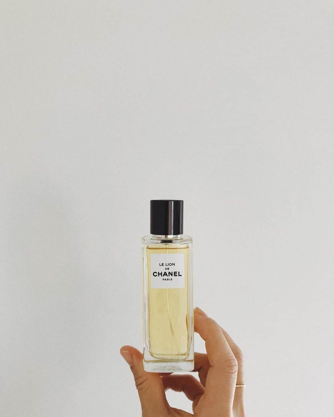陣内勇人のインスタグラム：「. 人が選んでくれる香りは 興味深い。  " LE LION " @chanel.beauty  はい。 ガブリエルシャネルと 同じく獅子座です。  アンバーコードとラブダナム。 エレガントでオリエンタルノート。  とても 今の気分。  #chanel #シャネル #香水」