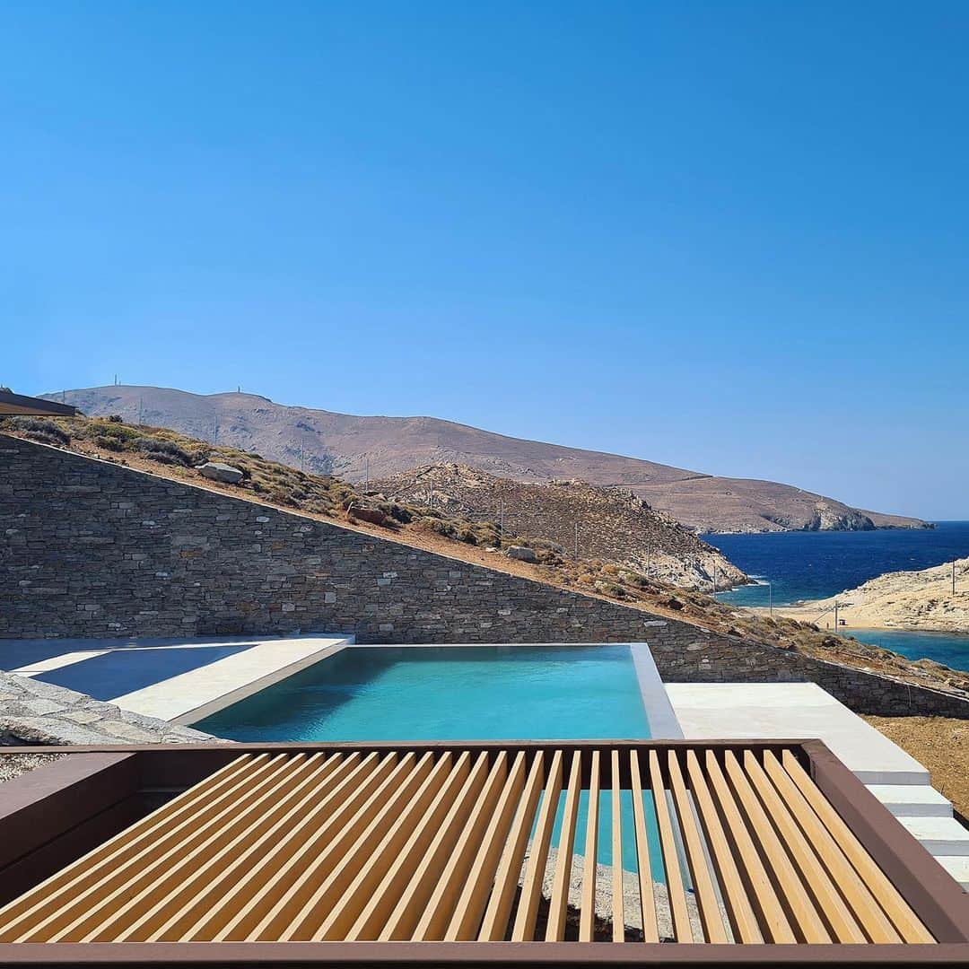 HYPEBEASTさんのインスタグラム写真 - (HYPEBEASTInstagram)「@moldarchitects has unveiled its intriguing NCaved home built into the side of a cliff. Located in Serifos Island, Greece, the entire dwelling looks like a flat surface from an ariel view, but at ground level, the rectangular grid produces a three-dimensional “chessboard” of solids and voids. The minimal interior of concrete, stone, wood, and iron combined with the shifted axis intensifies the illusion that the house is compact when in reality, its interior spans 360 sqm across the 6,000 sqm plot of land, and each room is like a separate “cavity” within a larger negative space. View more of the space via the link in our bio. ⁠⠀ Photo: Yiorgis Yerolymbos/Panagiotis Voumvakis」1月31日 17時00分 - hypebeast