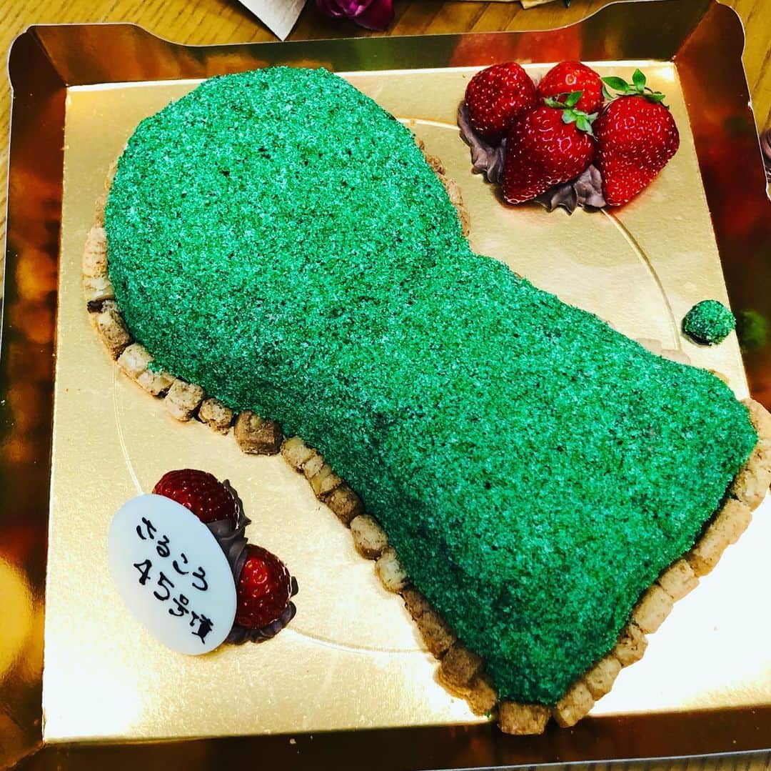 水谷さるころのインスタグラム：「今年の誕生日ケーキもさるころ45号墳！　「今年は何古墳がいいの？」と聞かれ「え？　選んでいいの？」と…お願いしたのは私の好きな古墳「宝来山古墳」ですよ！　田道間守の陪塚がついています！　フォルムも宝来山古墳だよ！　ここ数年毎年頼んでるんですけど、今年パティシエが受け渡しの時に「お堀は無くても良いんですか？」と聞いてくれたらしく、え…マジで？　じゃあ来年は大仙陵古墳で！　ってなりました。　#古墳ケーキ　#オーダーケーキ　@concent_cake」