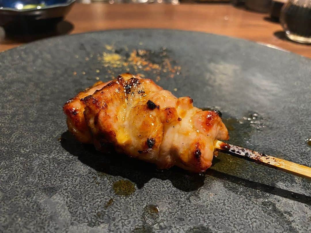 水村リアのインスタグラム：「鳥さわ系好きです😍🐓﻿ ﻿ 先日のfun time﻿ @ 鳥さわ 学芸大学﻿ ﻿ ﻿ 鳥さわさんの暖簾分けだそうなんですが﻿ とり澤(中目黒)さんが一番好き🥰﻿ ﻿ ﻿ 鳥さわ 学芸大学さんも例外ではなく﻿ 鳥さわ系列の【はつもと】ほんと好き。﻿ ボリュームもジューシー感も最強👏﻿ ﻿ ﻿ 焼鳥大好きだー！﻿ ﻿ ﻿ 好きな食べ物は﻿ パン、焼鳥、煮魚🐟﻿ 苦手なものは、あまりないつもりだけど﻿ 日本のカレーライス、油調理された茄子🍆﻿ ﻿ ﻿ ・﻿ ・﻿ ・﻿ #焼鳥﻿ #鳥さわ学芸大学﻿ #鳥さわ﻿ #とり澤﻿ #はつもと」