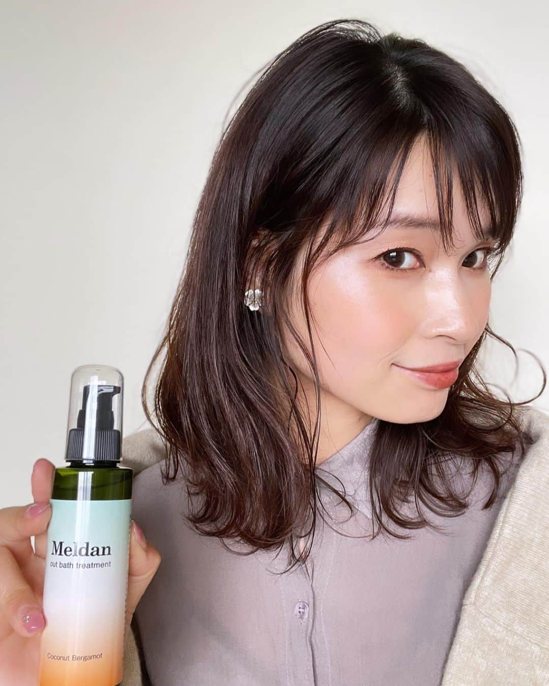 三佐和あやのインスタグラム：「Amazon新着ランキングで "ヘアケア""ヘアオイル"ともに1位の Meldanアウトバストリートメント𓎪 @meldan.jp   天然オイル100%だから、他のオイルより手に取った瞬間、 重い、と感じた🙄  きもち少なめの量を手に取るくらいでOK  髪質が上質に変わっていって だんだん塗布量が少なくてよくなってくるらしい  ノンシリコンかシリコンか選べるラインナップになってるので、 シャンプーのあとのタオルドライ後のヘアケアや ヘアスタイリング剤としても。  わたしはね、ヘアスタイリング剤として使う気だったので シリコン有りのココナッツベルガモットにしたの。  柑橘系の優雅な香りがぶわーーっとして、 朝きもちがキリッとするーーー！！  ヘアスタイルも ええかんじに決まりました、どうでしょかっ？？😙  夜のシャンプー後に使いたいなら ノンシリコンが髪が健やかになっておすすめよ🌹  #Meldan #アウトバストリートメント #洗い流さないヘアトリートメント #ヘアオイルトリートメント #サラサラ髪 #ヘアケアグッズ #pr #hairstyle #hair #ミディアムヘアアレンジ #ヘアオイル #ミディアムアレンジ #ミディアムヘア」
