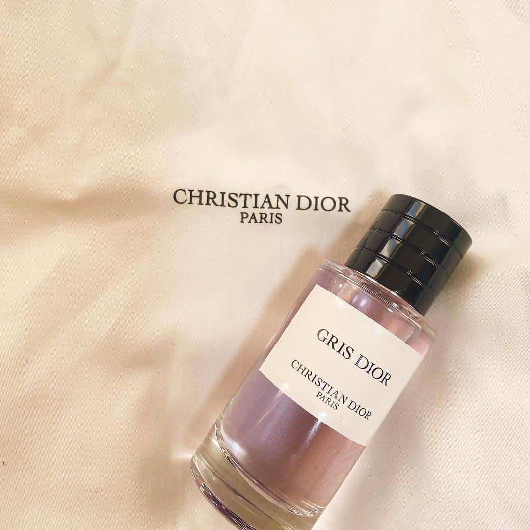mami 宝島社さんのインスタグラム写真 - (mami 宝島社Instagram)「#dior #grisdior 🤍 こういう感じの香りの香水はじめて買った🦭」1月31日 16時55分 - mm.920k