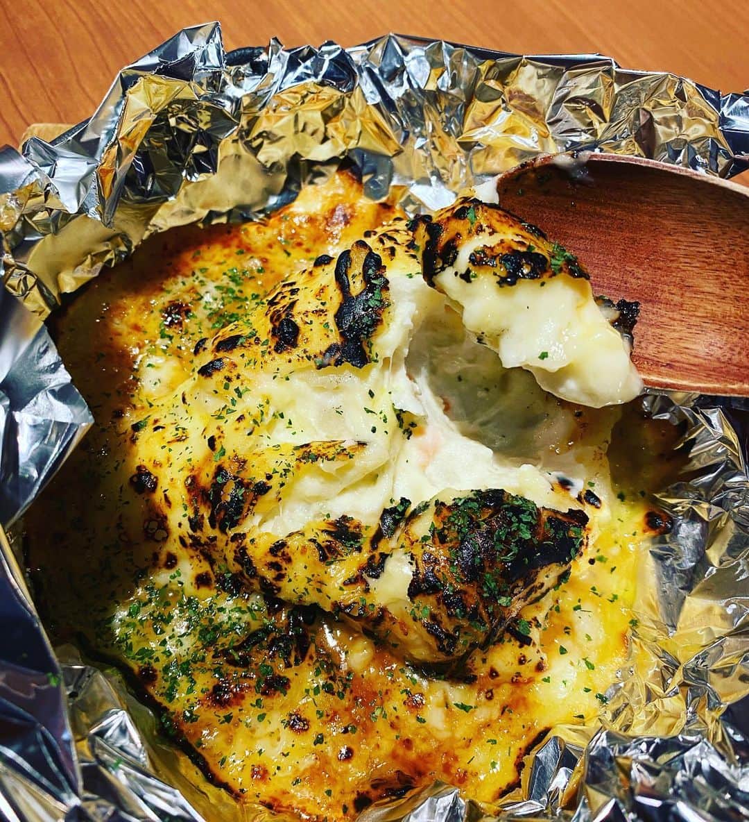 炉端焼き とろ函～とろばこ～ 堅田店のインスタグラム：「夜のオススメ😀 ポテトサラダにチーズ爆乗せ焼き！ インスタ見たでドリンク一杯無料or飲み放題30分延長します🥺 #堅田駅前#駅前#地酒＃いくら#コロナ対策 ＃炭火#炉端#飲み放題あり#gotoキャンペーン#ランチ#居酒屋ランチ#ホッケ#定食#テイクアウト#個室＃少人数宴会#クーポン」