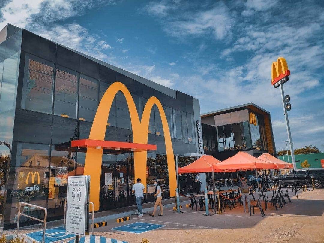 のインスタグラム：「Wind down at your favorite McDo store before the busy week starts. Follow our #MSafe guidelines, order your usual meal, snap a pic, and tag us when you visit. Kita-kits!  This one is shared by @_jrcksn_」
