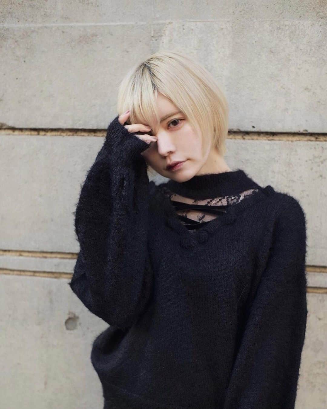 EATMEのインスタグラム：「1.31 update... #EATME #DIRECTOR  #COORDINATE  @tsubasamasuwaka1013 🚺:150cm . TOP画面のURLからEATME WEB  STOREをCHECK▶︎ @eatme_japan . 🌹FRONTレースアップニットトップ ¥9,000(＋tax) BLK.GRN.PNK ☑︎FREE ※発売中 . 🌹サイドレースアップニットスカート ¥8,150(＋tax) BLKGRN.PNK ☑︎FREE ※発売中 . 🌹厚底マニッシュシューズ ¥13,600(+tax) BLK.BEG ☑︎S/M/L ※発売中 . #EATME_DIRECTORSCODE  #eatmejapan #イートミー」