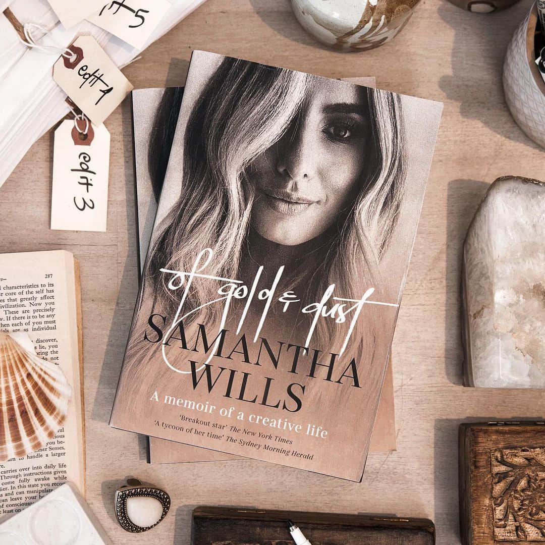 サマンサウィルスのインスタグラム：「𝑜𝑓 𝑔𝑜𝑙𝑑 & 𝑑𝑢𝑠𝑡 — a memoir.⠀ ⠀ This project has taken three years from first words to this very moment.⠀ ⠀ The process of writing this book has not been an easy one, but I don’t think this type of work is meant to be.⠀ ⠀ So… it’s with equal parts excitement and nervousness that I now hand her over to you!⠀ ⠀ In  𝑜𝑓 𝑔𝑜𝑙𝑑 & 𝑑𝑢𝑠𝑡 I share the rise of the Samantha Wills Jewellery brand from a kitchen table hobby all the way to the international stage, and obviously the (many) hurdles along the way. But beyond the business experience, I also write about the very human element, the experiences that parallel--public brand and a private life.⠀ ⠀ The ink on each page was put there with an open heart and the rawest of vulnerability. I am really, really proud of this body of work and I am incredibly excited for you to read it.⠀ ⠀ The stories in this book are now no longer just mine, they now also belong to anyone who sees a little bit of their own experiences on these pages.⠀ ⠀ I hope you enjoy 𝑜𝑓 𝑔𝑜𝑙𝑑 & 𝑑𝑢𝑠𝑡 ⠀ In stores everywhere March 2nd, available NOW for signed pre-order (link in bio)⠀ ⠀ With all my love, SWx ⠀ #ofgoldanddust ⠀  ⠀ 𝑜𝑓 𝑔𝑜𝑙𝑑 & 𝑑𝑢𝑠𝑡 ⠀ AUTHOR: Samantha Wills PUBLISHED BY: @AllenAndUnwin 2021 CATEGORY: Memoir⠀ ⠀ All media + PR enquires; ⠀ Laura Benson⠀ laurab@allenandunwin.com」