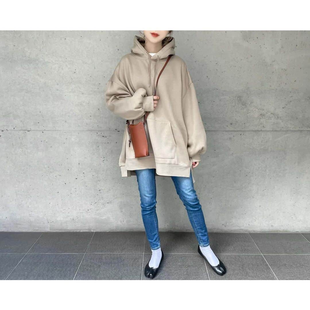 kumiさんのインスタグラム写真 - (kumiInstagram)「やっぱりパーカーが好きだと思った日。  #知らんがな 🌷😺  hoodie #classicalelf#ad @classicalelf_official  pants #yanuk bag #loewe shoes #maisonmargiela  このたっぽり感… 華奢見え効果が素晴らしくて。  スキニー合わせのバランスがすごく良き♡  パーカーはROOMにも載せてます✈︎ 週末セール、有難し。」1月31日 17時02分 - 93_0920