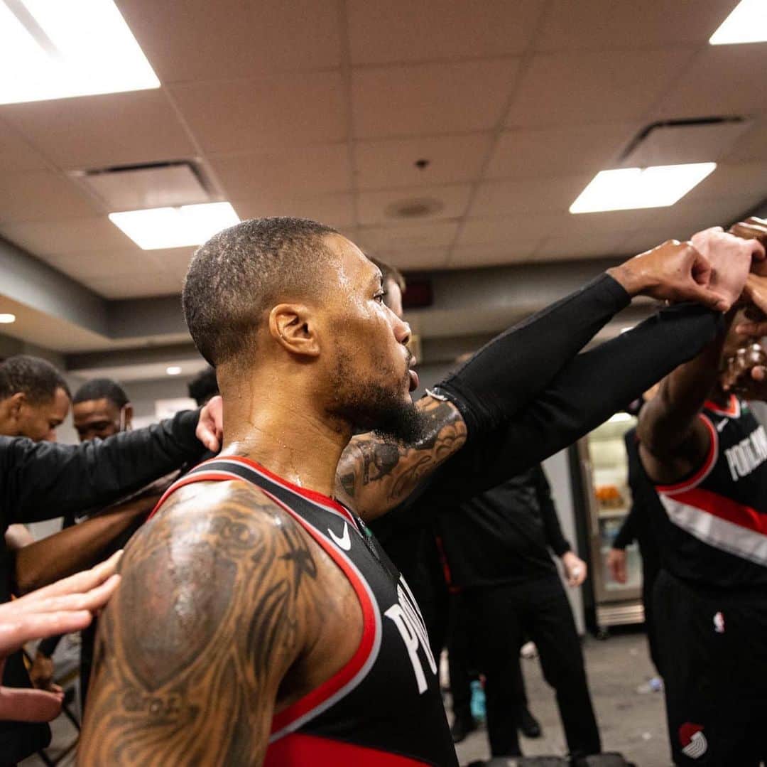 デイミアン・リラードのインスタグラム：「Big win in the Chi! Wore my Dame 7 “Respect” colorway... showing love to all the students that have taken the challenge of SHOWING UP, WORKING HARD, AND BEING KIND! We encourage these young men and women to take their education serious and show character and discipline even through all the struggles we face daily! Something I’m very proud to be a part of! @madisonhighschoolpdx @riderconnection @we.are.parkrose @adidashoops #Dame7 #Gamewinner #Respect」