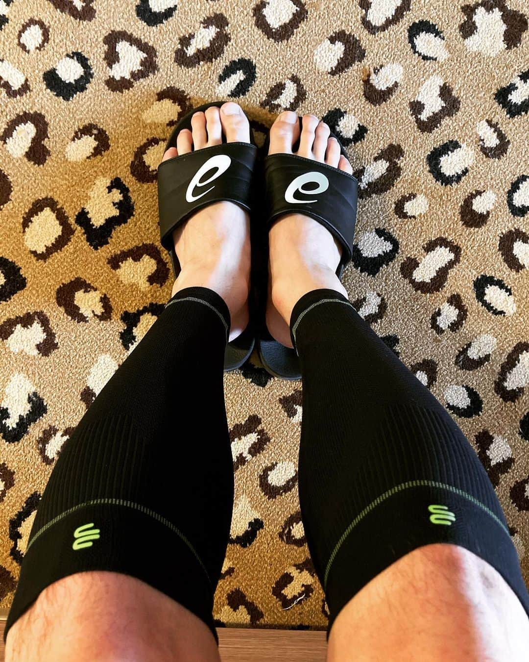 渡部仁のインスタグラム：「@bauerfeindjapan   COMPRESSION SLEEVES LOWER LEG 日本〜エジプト、エジプト〜日本 長距離移動でも足が浮腫まない。 ふくらはぎの疲労軽減目的でトレーニングにもリカバリーにも大活躍してくれました🙇🏻‍♂️  #bauerfeind #bauerfeindsports」