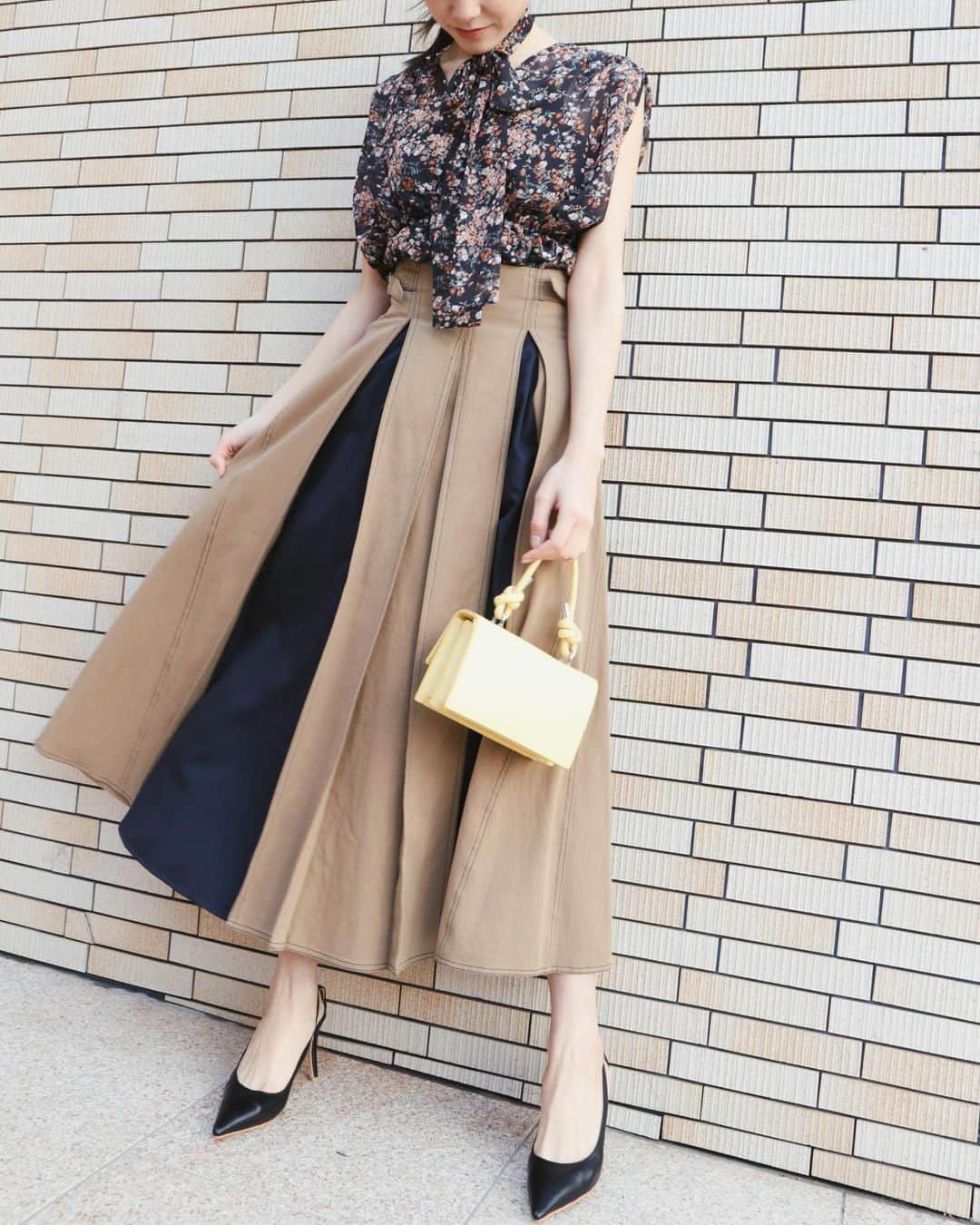 デュラスアンビエントのインスタグラム：「NEW ARRIVAL🌼 ▫️ 𝗚𝗼𝗮𝗿𝗱 𝗺𝗮𝘅𝗶 𝘀𝗸𝗶𝗿𝘁 〈Ivory,Beige〉 異素材のコンビネーションとバイカラーデザインでメリハリをつけた、目を惹く大人のゴア―ドスカート。 ウエストサイドのベルトディテールはアクセントになり、ハイウエスト仕様でスタイルアップ効果も期待。 歩く度に揺れて、三角形のマチに施された軽やかな生地がエレガントさを感じさせながら綺麗なフレアシルエットを実現。 後ろゴム仕様なので、イージーな穿き心地なのも嬉しいポイントです。 本体はデイリー使いも出来るカジュアルな素材感。どんなトップス合わせでも大人っぽく上品に見せてくれます。 女らしさ薫る、やわらかく馴染ませた色合いのアイボリー、濃いネイビーを差し色にし洗練された雰囲気のベージュの2色展開。 Blouse...coming soon🧡 _____________________________________ www.ambient-online.com @ambientofficial @ambient_ariake @ambient_yurakucho @ambient.opa #アンビエント#ambient_official  #coordinate #styling #21SS #chic」