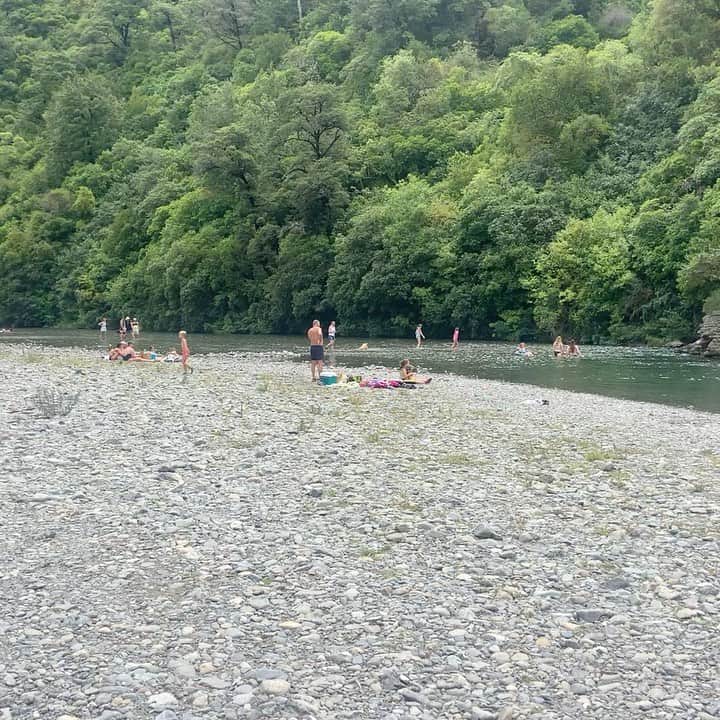 のインスタグラム：「40 degrees so was a great day for a swim. 40度めっちゃ暑いですだから川行った」