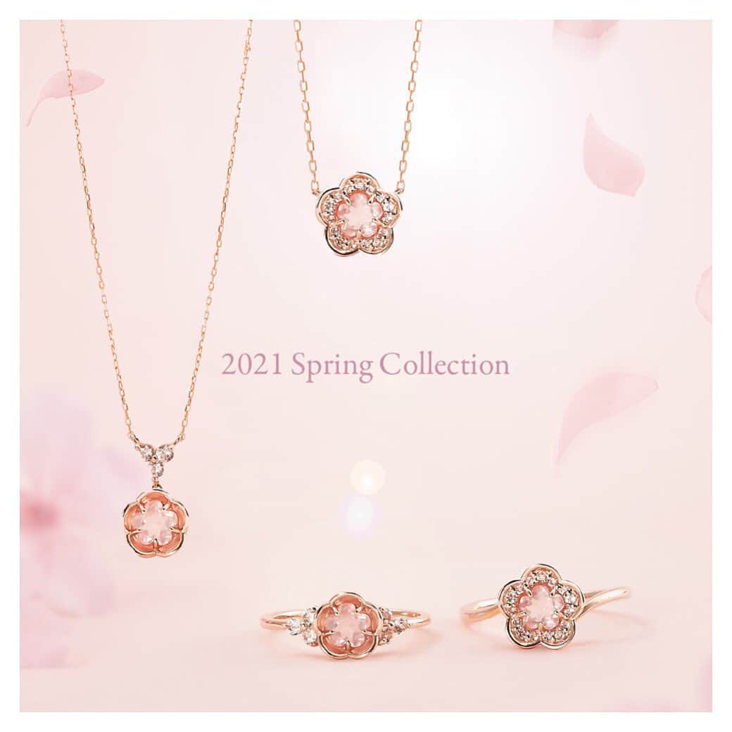 サマンサタバサさんのインスタグラム写真 - (サマンサタバサInstagram)「. .  Samantha Tiara﻿ 2021 Spring Collection﻿  ﻿ 🌸SAKURA JEWELRY🌸﻿ ﻿ ﻿ 私たち日本人にとって、﻿ とても大切にしている花〝桜″。﻿ ﻿ 2021年も満開の桜が﻿ 皆様の心に咲き誇るよう願いを込めて、﻿ サマンサティアラの桜ジュエリーを﻿ 提案します💍✨﻿  店頭販売は2/5(金)START🏹 公式オンラインSHOPにて先行予約受付中💕  @samantha.tiara_official   ＊┈┈┈┈┈┈┈┈┈┈┈┈┈┈┈＊﻿  2/5(金)〜 期間中、サマンサティアラ・サマンサシルヴァの店舗、 公式オンラインショップにて、 税込30,000円以上ご購入のお客様に オリジナルエコバッグをプレゼント🎁！  ※公式オンラインショップでは、 サマンサティアラ・サマンサシルヴァのジュエリーが 対象となります。  ※数に限りがございますので、 なくなり次第終了となります。  ﻿ #samanthatiara #サマンサティアラ #🌸  #桜 #sakura #桜ジュエリー #櫻花 #벚꽃  #cherryblossom #さくら  #spring #springcollection #2021 #春」1月31日 17時14分 - samantha.thavasa.info
