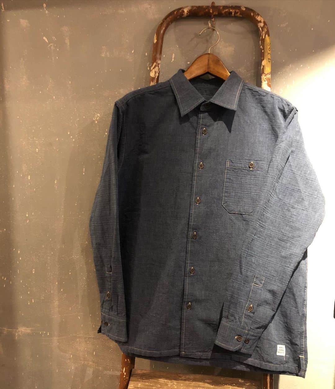 PORT of CALL Cafe&Store Tokyoのインスタグラム：「【BANKS JOURNAL PROJECTS】 STYLE CODE : PALS 0003 STYLE NAME : INDIGO WEAVE LS SHIRT MADE IN JAPAN ¥20,350  オーバーサイズでコーディネイトの幅が広いシャツ。 少し大きめのシャツとして季節の変わり目には羽織りもの、冬場はスエットの中にも上にも着れる絶妙な一枚。 ワークのシャツジャケットとドレスシャツを融合したステッチワークとディテールが、シンプルさの中に違いを演出しています。 ジーンズの聖地、岡山で縫製することで、日本製の確かな品質とカジュアルなニュアンスが美しい一枚です。 生地はネップ感のある先染インディゴ糸をプレーンに織り、色の深い味わいと共に、使い込む度にデニムのような色落ちが楽しめ、自分だけの一枚に育て上げられます。 #banksjournal﻿ #banksjournalcollection #BJP #sustainable #craftsmanship #repurpose」