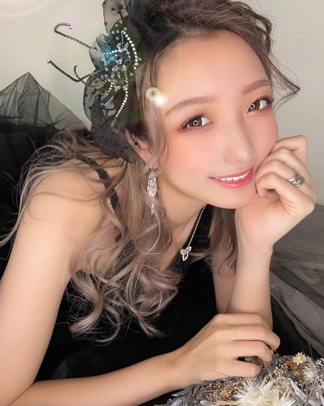 堀井大輔のインスタグラム：「・ ・ 関東で撮りたかったモデルさん✨ ・ 実物も綺麗すぎた🤦‍♂️💓 ・ 笑った顔の方が素敵だから、こっち載せとく✨✨ ・ ・ 𝑚𝑜𝑑𝑒𝑙 @kimie347  ℎ𝑎𝑖𝑟/𝑝ℎ𝑜𝑡𝑜 @daisuke_5511  ・ ・ #クラウンヘアー#天白区#名古屋 #名古屋美容師 #美容師 #ヘアセット#セット#ヘアアレンジ #プレ花嫁 #作品撮り #ウェディングドレス #ホリーマジック #ホリージョ撮影 #ホリージョ #2021秋婚 #2021春婚 #2021夏婚 #全国のプレ花嫁さんと繋がりたい #ウェディングニュース #コテ巻き #巻き髪 #ゼクシィ2021 #アップスタイル #まとめ髪 #おだんご #編みおろし #Dressy花嫁 #プラコレ ￼ 	◦」