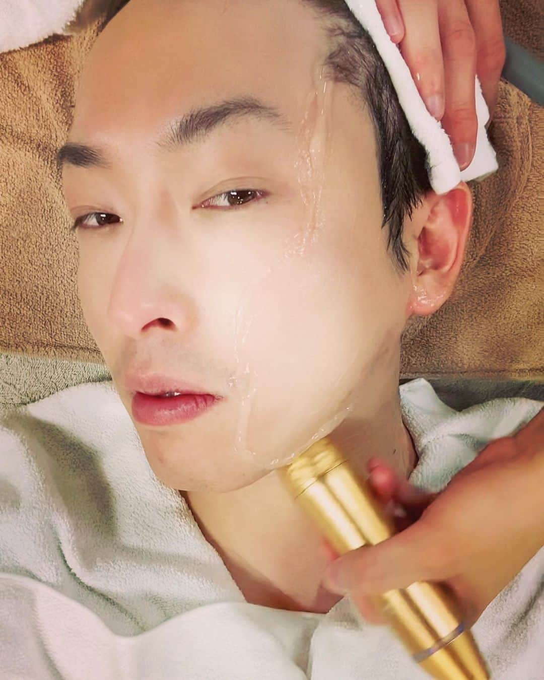 山口賢人のインスタグラム：「顔、シュッとしてもらいました、  ソニックフィット  効果すげーっす  #リリーオン #ソニックフィット #小顔 #リフトアップ」