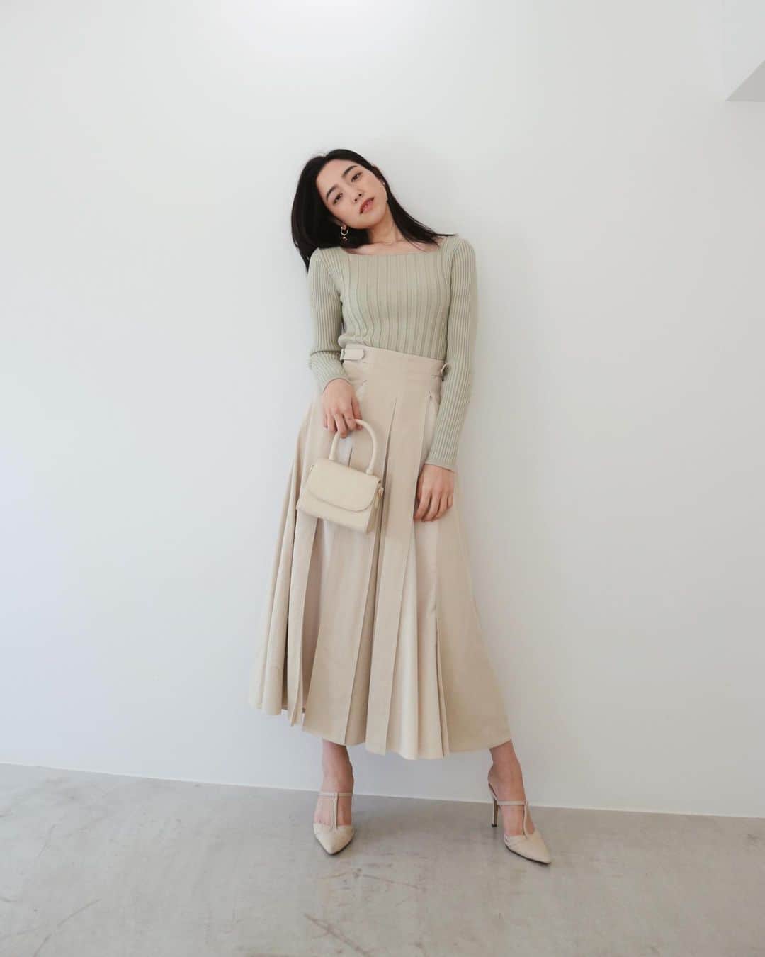 デュラスアンビエントのインスタグラム：「NEW ARRIVAL🌼 ▫️ 𝗚𝗼𝗮𝗿𝗱 𝗺𝗮𝘅𝗶 𝘀𝗸𝗶𝗿𝘁 〈Ivory,Beige〉 異素材のコンビネーションとバイカラーデザインでメリハリをつけた、目を惹く大人のゴア―ドスカート。 ウエストサイドのベルトディテールはアクセントになり、ハイウエスト仕様でスタイルアップ効果も期待。 歩く度に揺れて、三角形のマチに施された軽やかな生地がエレガントさを感じさせながら綺麗なフレアシルエットを実現。 後ろゴム仕様なので、イージーな穿き心地なのも嬉しいポイントです。 本体はデイリー使いも出来るカジュアルな素材感。どんなトップス合わせでも大人っぽく上品に見せてくれます。 女らしさ薫る、やわらかく馴染ませた色合いのアイボリー、濃いネイビーを差し色にし洗練された雰囲気のベージュの2色展開。 Knit tops...coming soon _____________________________________ www.ambient-online.com @ambientofficial @ambient_ariake @ambient_yurakucho @ambient.opa #アンビエント#ambient_official  #coordinate #styling #21SS #chic」