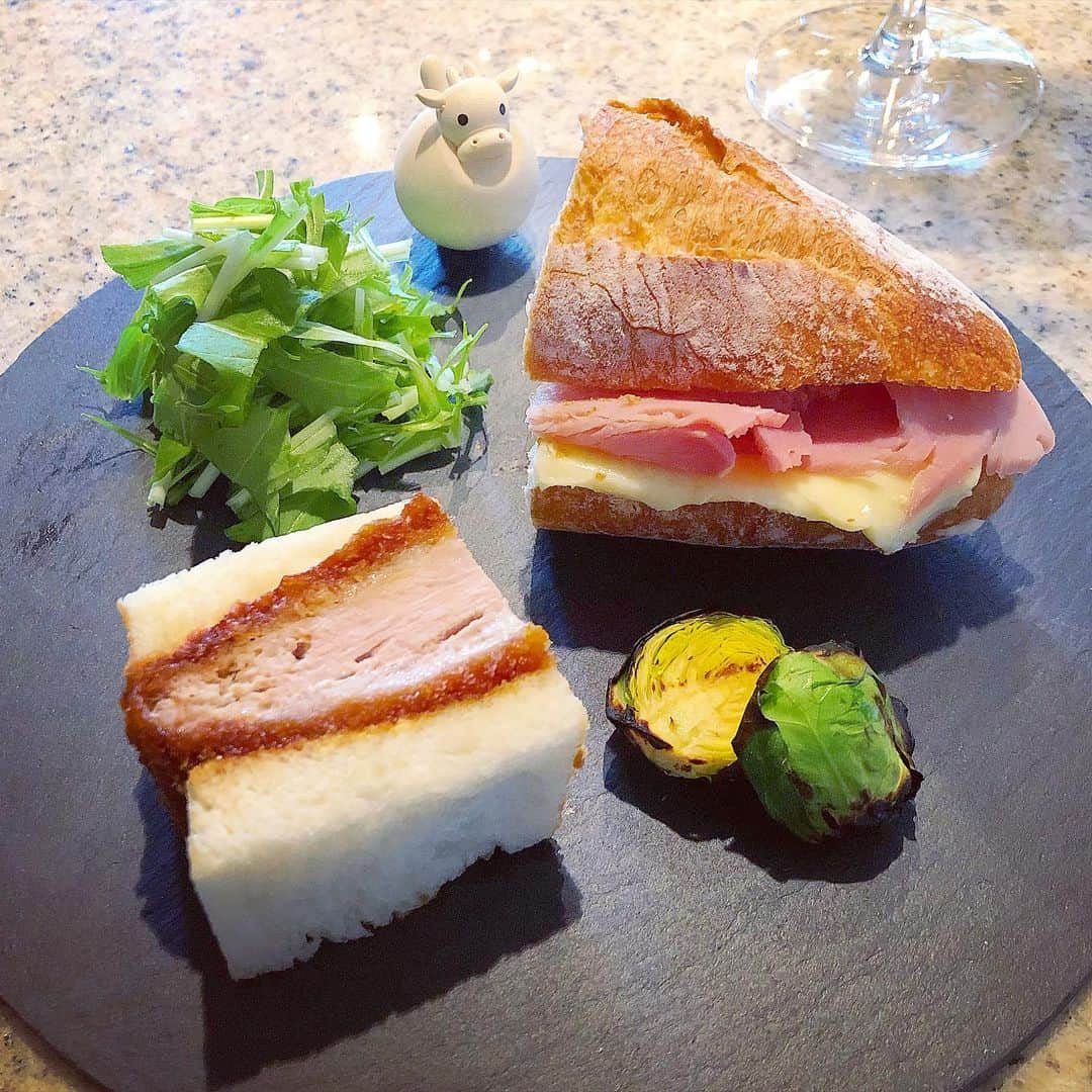 榊山敬代さんのインスタグラム写真 - (榊山敬代Instagram)「🌿🥪🥖""" ・ 週末はやっぱりと近所のパン屋さん でサンドイッチを連れてかえるの巻  今回ではハードタイプのパンで 外はカリッと中の具材はハムと バターでムニュっとジューシー  そして  しっとりカツサンドと 芽キャベツのコンビで  大変美味しゅうございました  #また食べたい  おうちごはんばかりなので パン屋さんが作ってくれた サンドイッチはささやかな 愛情いただく時でホッコリ  今年は手抜きランチを 楽しみに工夫したいな ・　　　 ・ ・ #おうち大好き #enjoyhome  ・ ・ ・ ・ ・ #盛り付けただけ #パン屋さん #休日の過ごし方 #おうち休日  #手抜きランチ#サンドイッチ #sandwich  #カツサンド #meat #ブランチ #brunch#ランチ #lunch #bread #cheese #Goudacheese #blackolive #olive #artist #kitchen #cooking #日本画家 の #お料理こんなもん」1月31日 17時23分 - sakakiyamatakayo