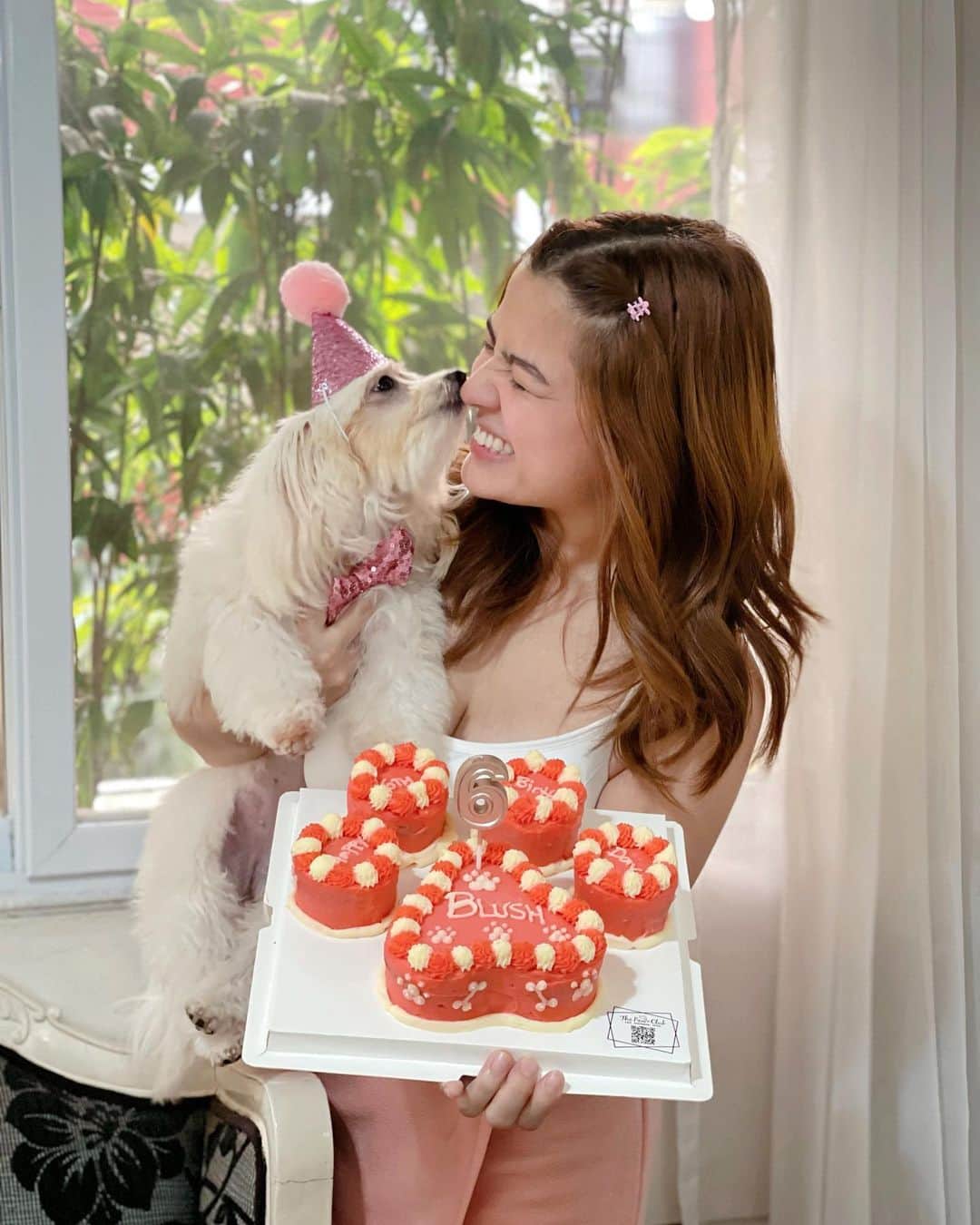 Alexa Ilacadさんのインスタグラム写真 - (Alexa IlacadInstagram)「When I needed a hand, I found a paw. 🐾🐶 As much as I wish I could stop time and keep you with me forever, all I can do is savour every second with you. 🥺 I love you to the moon & back, @blushclues ♥️ I hope you enjoyed your 6th bark-day celebration courtesy of @thepawclubph, who so generously made sure that both hoomans and pets had fun. 🎂🏨 Special thanks also to @dogsandthecityph for the gifts and for always caring about Blush 😊 and to @luxx_eats for the delish boodle fight! 🤤」1月31日 17時25分 - alexailacad
