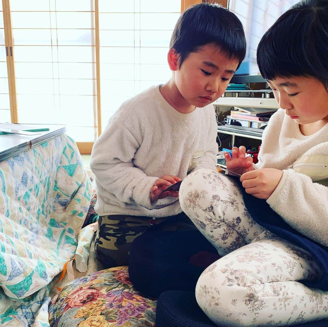 都竹悦子さんのインスタグラム写真 - (都竹悦子Instagram)「紙についているネバネバを指でスクラッチ？すると、けむりになる！  という昭和の玩具で遊ぶ週末。  #懐かしい　#子供の頃やったやった　#ようかいけむり」1月31日 17時25分 - etsukotsuzuku
