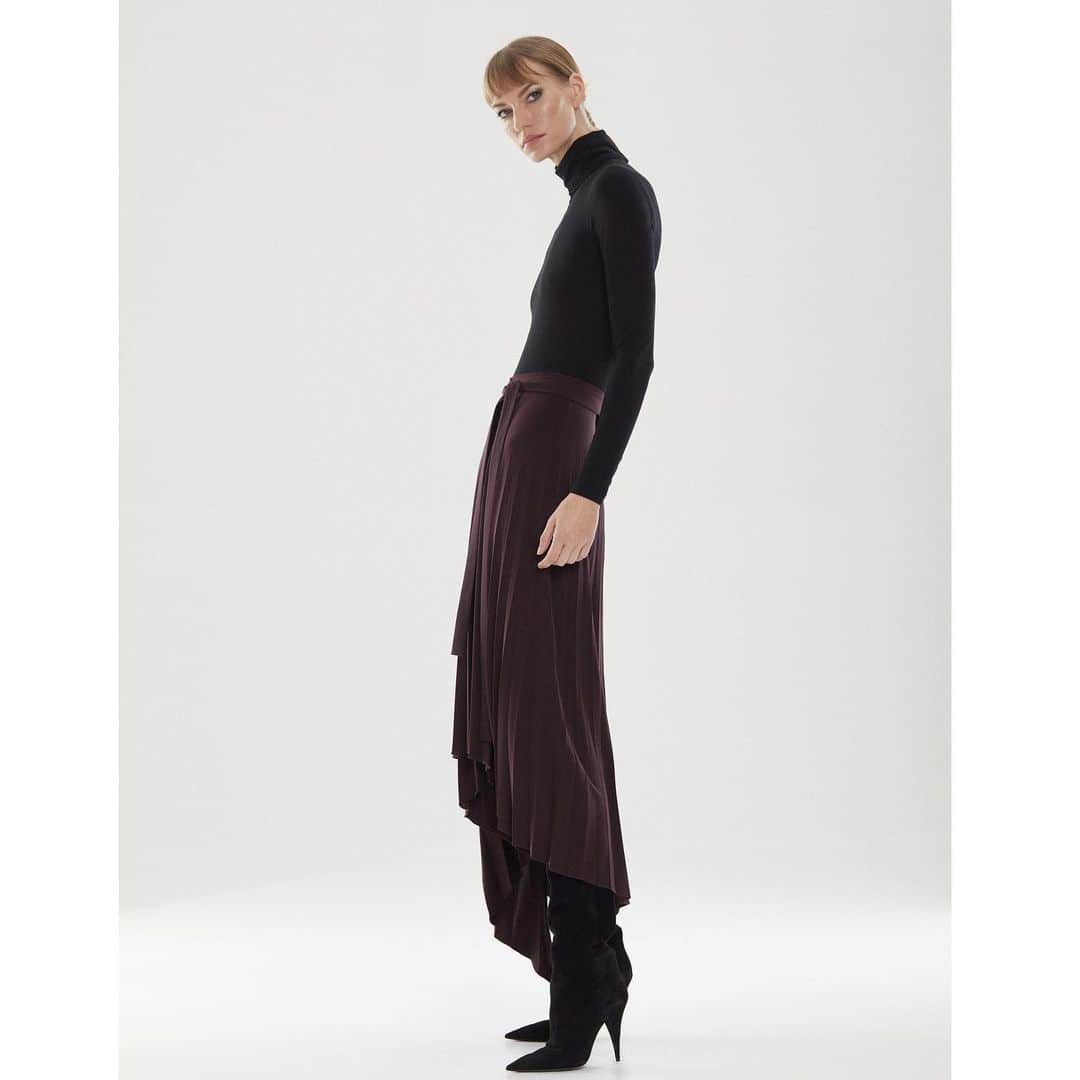 ホルストンのインスタグラム：「Further proof that dressing simply is far from boring... our Ella jersey pleated skirt paired with a classic black turtleneck. #halston」