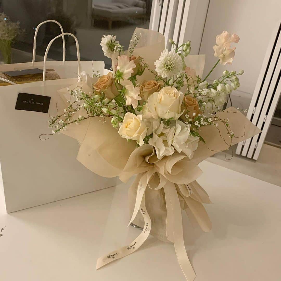 플로리스트 이주연 florist Lee Ju Yeonさんのインスタグラム写真 - (플로리스트 이주연 florist Lee Ju YeonInstagram)「. . 마음이 잘 맞는 좋은 꽃친구를 만난다는건 참으로 기쁘고 행복한일  수술후에는 잘 먹어야한다는 엄마같은 언니같은 정성담긴 도시락이라니 늘 고맙고 감사해요 🙏🏻 마음가득 행복했던 어느날에  with @duodesfleurs_kr 🤍 .」1月31日 8時32分 - vanessflower