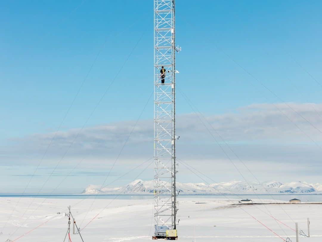 ナショナルジオグラフィックさんのインスタグラム写真 - (ナショナルジオグラフィックInstagram)「Photo by @paoloverzone / Ny-Ålesund Research Station, Svalbard, Norway. A scientist with the Arctic Station Dirigibile Italia (managed by @CNR_ISP) during a check tour at the Amundsen-Nobile Climate Change Tower (#CCT). The CCT, with a height of 32 meters (100 feet), hosts instrumentation to monitor several physical parameters (e.g., temperature, humidity, wind, radiation, etc.) that relate to exchange processes occurring between the surface and first tenths of meters of the atmosphere. Follow @paoloverzone for more photos and stories.」1月31日 8時35分 - natgeo