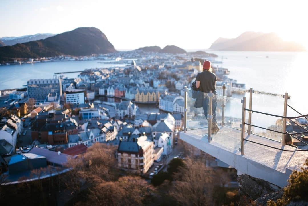 National Geographic Travelさんのインスタグラム写真 - (National Geographic TravelInstagram)「Photo by @max.lowe / Ålesund is just about as quintessential a Norwegian town as you will find, nestled on a spit of land suspended between rugged mountains and fjords and the Norwegian Sea. The life of those who call it home is one immersed in natural beauty and the bounty of the sea. To see more from his travels follow @max.lowe.」1月31日 8時36分 - natgeotravel