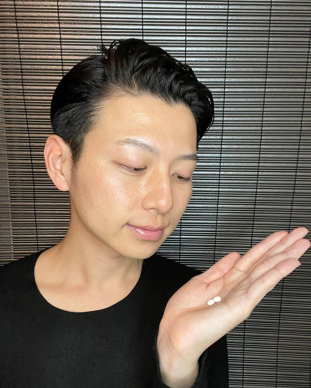 瀬戸口弘樹さんのインスタグラム写真 - (瀬戸口弘樹Instagram)「僕は体型維持の為に筋トレを毎日やっていて、朝昼晩とプロテインを飲んでいるんですが、  さらに最近はサプリにも興味がでて  この「E-TUBLET BURNER」を食前に飲み始めました✨  このタブレットにはヒドロキシクエン酸(HCA)が含まれているんですが、  このHCAには運動中の脂肪の燃焼を高める機能があると報告されているんです‼️  今1番体脂肪を落としたいので、僕はこの「E-TABLET BURNER」に期待したいと思います💪✨  脂肪よ燃えろー🔥  #ETUBLETBURNER #脂肪燃焼習慣 #PR #美容男子　#瀬戸口弘樹　#筋トレ　#サプリ　#サプリメント　#HCA #ヒドロキシクエン酸　#メンズ美容　#脂肪燃焼　#体型維持　#メンズビューティー　#メンズコスメ　#内から綺麗に　#美肌　#美肌ケア　#35歳　#アラフォー　#筋トレ男子　#努力は必ず報われる　#努力は裏切らない　#スキンケア #skinfluencer #スキンフルエンサー　#おすすめ」1月31日 8時51分 - hirokisetoguchi