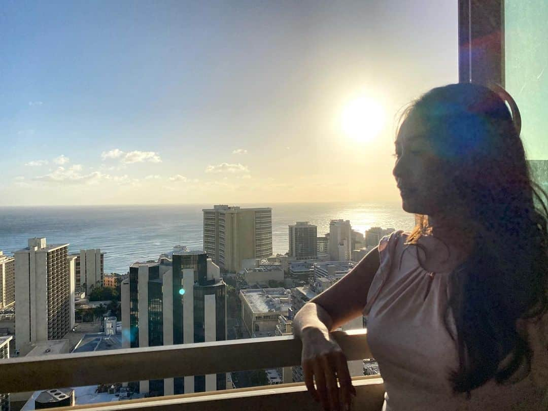 小池絵未のインスタグラム：「This ....beautiful Hawaiian Sunset and nice breeze ✨ Everyone is talking about stocks but  Wanna invest in Hawaii Real estate ?? 🌺  Photo & produce by @atsualoha   アメリカは今　みんなが株に熱中してますね！ ハワイのワイキキの物件なら約2000万、3000万からこんなに景色がよい物件を購入出来ますよ🏠　@ohanaestate_808   #ハワイ #ハワイ旅行 #ハワイ生活 #ハワイ好きな人と繋がりたい #ワイキキ #アメリカ生活 #ハワイ不動産 #ハワイ不動産管理 #ハワイ不動産エージェント #ハワイの豪邸 #luxury #luxuryrealestate #luxuryhome  #hawaii #hawaiirealestate #hawaiiluxuryhome」