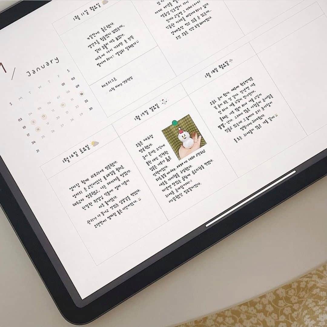 ハルハルさんのインスタグラム写真 - (ハルハルInstagram)「今年の注目キーワード🔑#iPadダク って知ってる？  あんにょんー！ ハルハル編集部のayuです🥑  今日は韓国で大流行中📣 日本でもそろそろ来そう？！な iPadダクについて紹介します♡ˊ˗  ☐iPadダクとは…？🧐  ダク→ダイアリークミギ( #다이어리꾸미기 )の略 日本で言う #日記デコ のようなもの  この日記デコをiPadのGoodNotes というアプリ上で行ったものがiPadダクです🖥  デコるための可愛すぎるパーツも デジタル化しているので わざわざマステやシールを買いに行って… という手間が省けて誰でも気軽に始められるんです♡  デジタルパーツを提供している クリエイターさん達も沢山いるので 見ているだけで楽しいの…！！  デジタルパーツを使って  トレカデコ や #推しノート を 楽しんでいる人もいっぱい🙌  気になった人は #아이패드다꾸 や  #굿노트다꾸 で調べてみてね💕 可愛すぎる世界が広がってます🪐𓂃 𓈒𓏸  ┈┈┈┈┈┈┈┈┈┈┈┈┈┈┈┈┈┈┈﻿  今回の可愛いお写真は、﻿ 以下の方からお借りしています♡﻿ ‌﻿ Thanks for… ‌﻿  @_blue_yuno 님 @love_thing_s 님 @limitlesscherry 님 @milou_note 님 @every_hday 님 @o.nday 님  ┈┈┈┈┈┈┈┈┈┈┈┈┈┈┈┈┈┈┈﻿  #ハルスタ や #ハルハル をタグ付けしていただくと、 ハルハルの記事やInstagramに投稿させていただくために ハルハルからご連絡させていただく場合がございます  #하루스타 #하루하루 를 태그하시면 하루하루의 기사와 인스타그램에서 사용할 경우가 있습니다. 사용하기 전에 하루하루로부터 연락을 드리겠습니다.  ┈┈┈┈┈┈┈┈┈┈┈┈┈┈┈┈┈┈┈﻿  #韓国 #韓国情報 #iPad #日記 #日記帳 #イラスト日記 #韓国雑貨 #パレットジャーナル #トラベルジャーナル #スケジュール帳 #ステッカー #日めくりカレンダー #おうち時間 #stayhome #暮らしを整える #ていねいな暮らし #推しのいる生活 #推ししか勝たん #オタ活 #iPadジャーナル」1月31日 9時00分 - haruharu_furyu