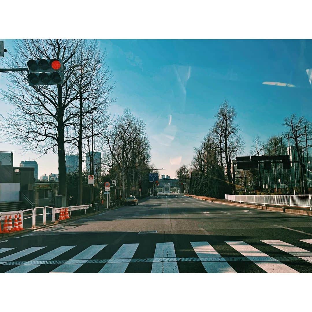 潘めぐみさんのインスタグラム写真 - (潘めぐみInstagram)「おはよう、日曜日。  誰もいない景色。  だけど、それでも、愛の不時着を感じるんだ。  #今日の青 #今日の空 #道 #道路 #road #愛の不時着」1月31日 8時53分 - han_meg_han