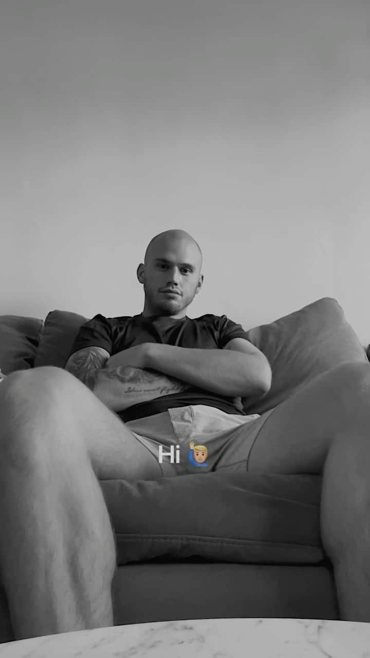 ブランドン・シェイアのインスタグラム：「Hi, I’m Brandon 🙋🏼‍♂️ your next favorite indie artist (hopefully) & your listening to my new single “New Cool”. What do you think? If you like what you are hearing, link in my bio.」