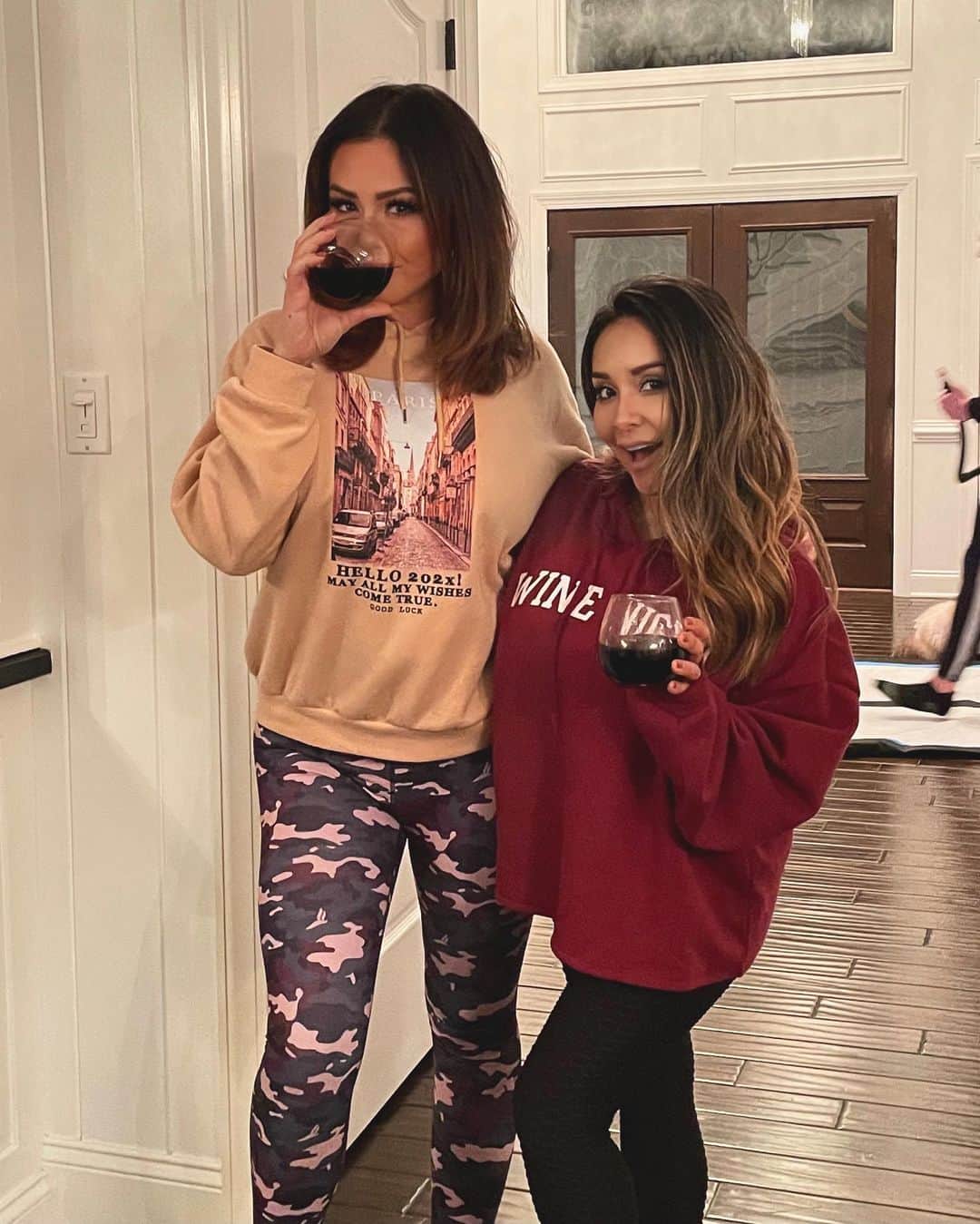 ニコール・ ポリッツィのインスタグラム：「MAWMA’S ARE BACK 🍷  @jwoww  #Snooki&Jwoww」