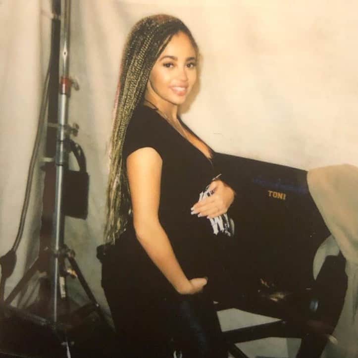 E! Onlineさんのインスタグラム写真 - (E! OnlineInstagram)「#Riverdale's Vanessa Morgan is officially a mom! Link in bio for the exclusive details about the arrival of her baby boy. 💙 (📷: Instagram)」1月31日 9時04分 - enews