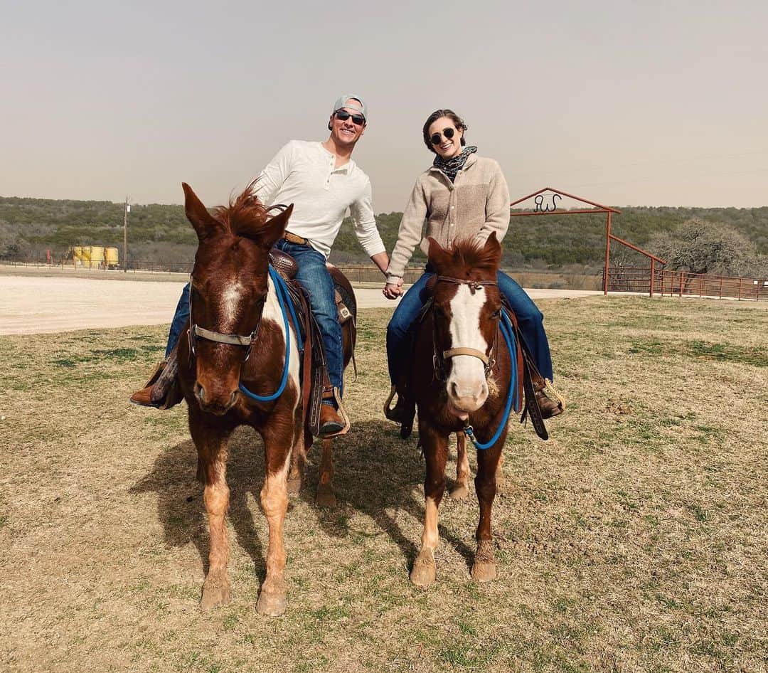 アシュリー・ケインのインスタグラム：「hold your horses 🐴」