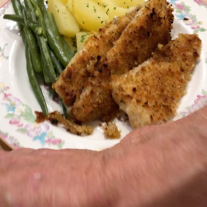 スーザン・ルッチのインスタグラム：「Sautéed filet of lemon sole—and a glass of crisp dry white wine—Bon Appetit👍👍👍」