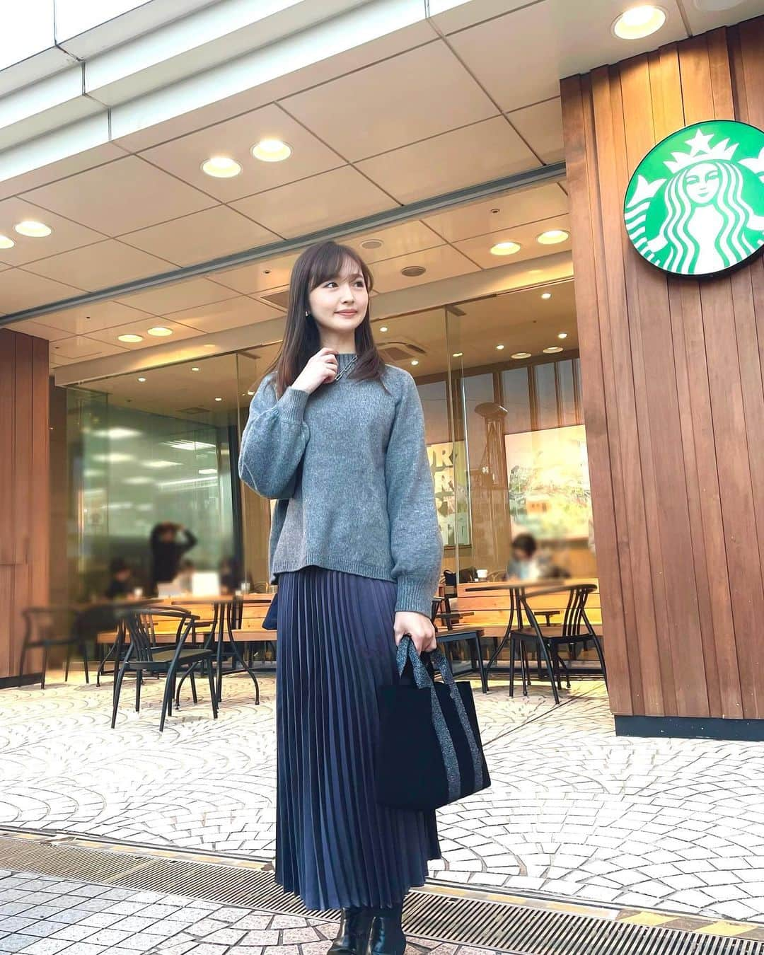 西村笑花さんのインスタグラム写真 - (西村笑花Instagram)「♡ ・ ・ 撮影後少しだけお茶☕️♥️ 昨日は👵🏻ちゃんのお家から配信もして 楽しかったなぁ〜☺️✨ ありがとうございましたっ✨ ・ ニットとスカートは @kuih_store ♡ お気に入りで色違い買いしたお洋服☺️♡ ブーツは @zara の#ソックス付きフラットショートブーツ ♡ @saki_felice のネックレスもお気に入りです〜💋  #kuih #kuihst #zara #violadoro #ships  #クイ #冬コーデ」1月31日 9時13分 - emika_nishimura