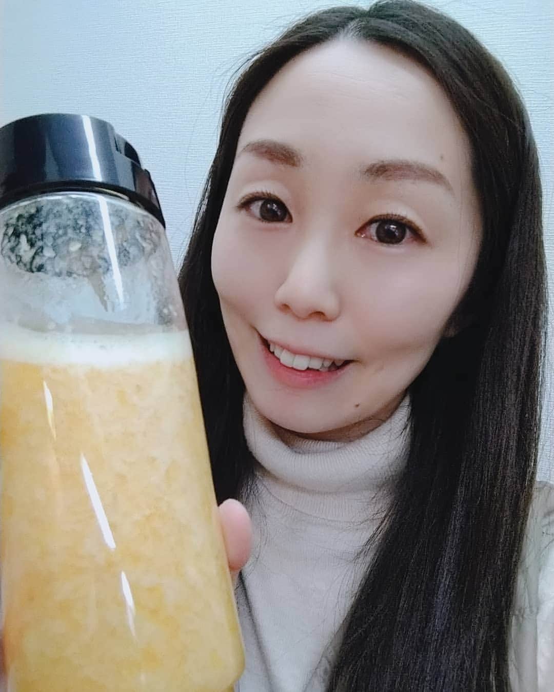 のインスタグラム：「食糧調達してきたので、いただいたブレンダーでジュース🥤  さすがブレンダー、めちゃめちゃ早い(笑) ありがとうございますm(_ _)m  #ブレンダー #ジュース #フルーツ #フルーツジュース #ミックスジュース #美味しい😋 #ビタントニオ #vitantonio #悠木あやね #AyaneYuki #YukiAyane #유우키아야 #カプセルエージェンシー #capsuleagency #AV女優 #セクシー女優 #アダルト女優 #女優 #モデル #asiangirls #asiandoll #asianbeauty #asiansexy #japanese #japanesegirl #japanesegirls #model #nudemodel #fashionstyle」