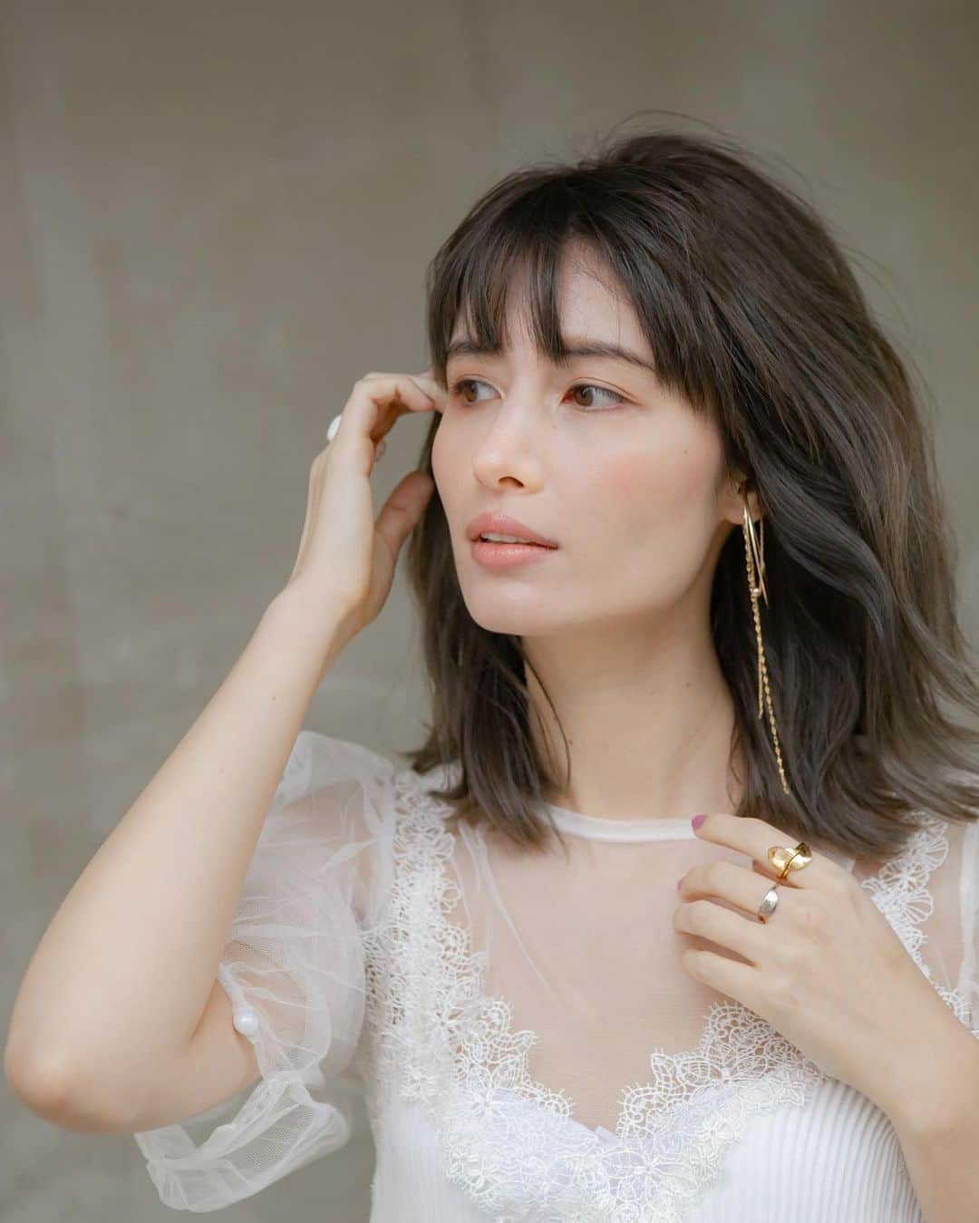 高松チェルシーリナのインスタグラム：「. 素敵なヘアメイク 素敵なアクセサリーで 撮影していただいた日のデータを いただきました..😌💕 . アイメイクほぼなしの、 超絶ナチュラルメイク！ . 他の写真も本当素敵で、 なんだかありのままの私ってかんじで すごい好きだったなぁ。 . #撮影#切りっぱなしボブ#coconfwat」
