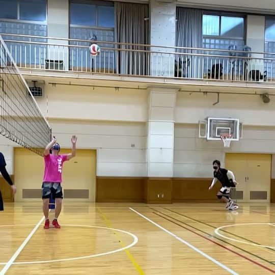 浅岡遥太のインスタグラム：「ワンハンドセットとかボールコントロールは得意なんだけど、そもそも両手でセットできるよねこれ笑 セッターのネット際のセットは本当に凄いね。やってみてマジで難しいと思う。尊敬するわセッター。  #東京スリジエ﻿ #tokyocerisier #千代田区地域密着型バレーボールチーム #神田﻿ #tokyo #バレーボール﻿ #千代田区﻿ #chiyoda #地域密着型﻿ #地域密着 #volleyball﻿ #beachvolleyball #dalponte﻿ #とまり木整骨院﻿ #ティーエルサービス #神田和食そらみち﻿ #神田丸屋　 #武蔵家酒店 #大塚製薬 #tomatsubmw #ママネーナの学校 #colancolan #さんくーる #sandblock #ZAMST　 #ZAMSTチャレンジャー」