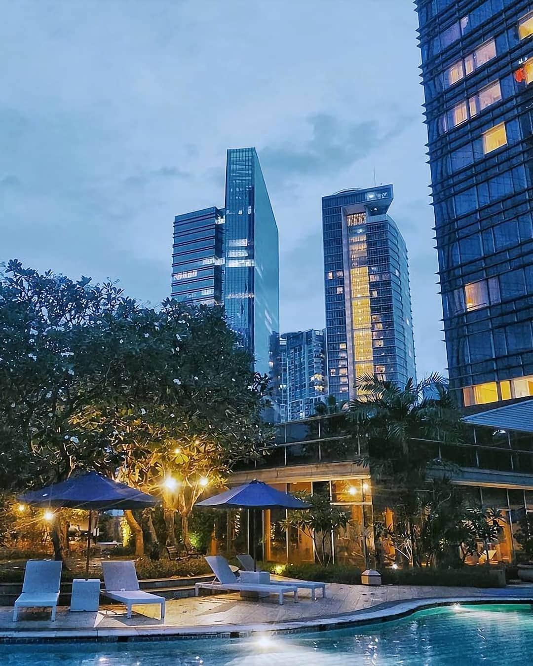 リッツ・カールトンのインスタグラム：「Sit back beneath gleaming skyscrapers, and soak up an unforgettable city oasis. #Jakarta」