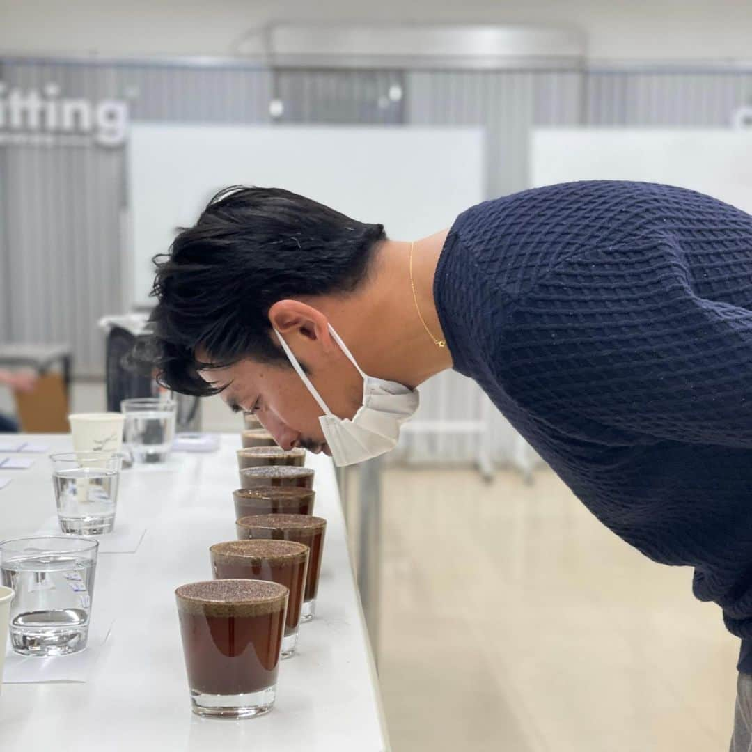 坂口憲二（THE RISING SUN COFFEE）さんのインスタグラム写真 - (坂口憲二（THE RISING SUN COFFEE）Instagram)「◆GOOD MORNING COFFEE‼︎◆  【ABOUT CUPPING】  昨年末の話になりますが、いつもコーヒー豆でお世話になっている、ワタル株式会社さんからの招待でカッピング会に参加してきました。  カッピングとは、コーヒーのテイスティングの事で、業者の方々が農園から仕入れたコーヒー豆の味や品質を確認したり、どこの豆が美味しいのか総合的に評価して買い付けをしたり、またはバリスタやロースターが日々、お店で提供するコーヒーや焙煎にブレがないかを確認作業をしたりする事を言います。  簡単に言いますと、コーヒーの品質を同じ条件下で比べて評価することになります。  この日は約10品目のカッピングをさせて頂き、参加者の方々とのディスカッションもして頂きました。なかなか味や印象を言葉にして表現するのは難しかったですが、自分が美味しいと思ったエルサルバドルのコーヒーが高得点だったのが嬉しかったです。またこのような機会があれば参加してみたいと思います！  therisingsuncoffee.com  #coffee #coffeebeans  #coffeeroaster  #coffeelab  #coffeeandsurfing  #coffeetime  #coffeelover  #coffeebreak  #coffeeshop  #coffeestand  #coffeeholic  #coffeehouse  #coffee_inst  #coffeemaker  #coffeeshops  #coffeecoffeecoffee  #coffeenclothes  #coffeeaddict  #coffeeculture  #coffeemorning  #coffeemag #specialitycoffee  #cupping  #TRSC」1月31日 9時23分 - therisingsuncoffee